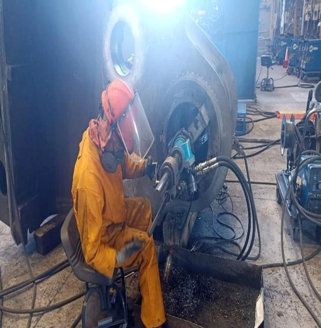 Operario realizando trabajos de soldadura en taller