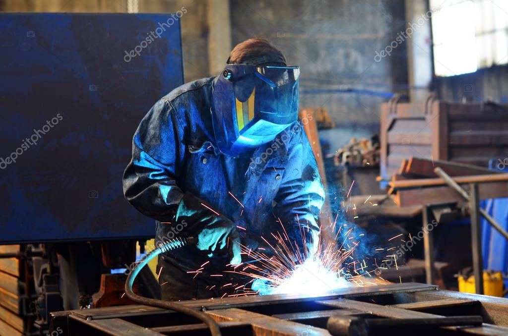 Operario realizando trabajos de soldadura en taller