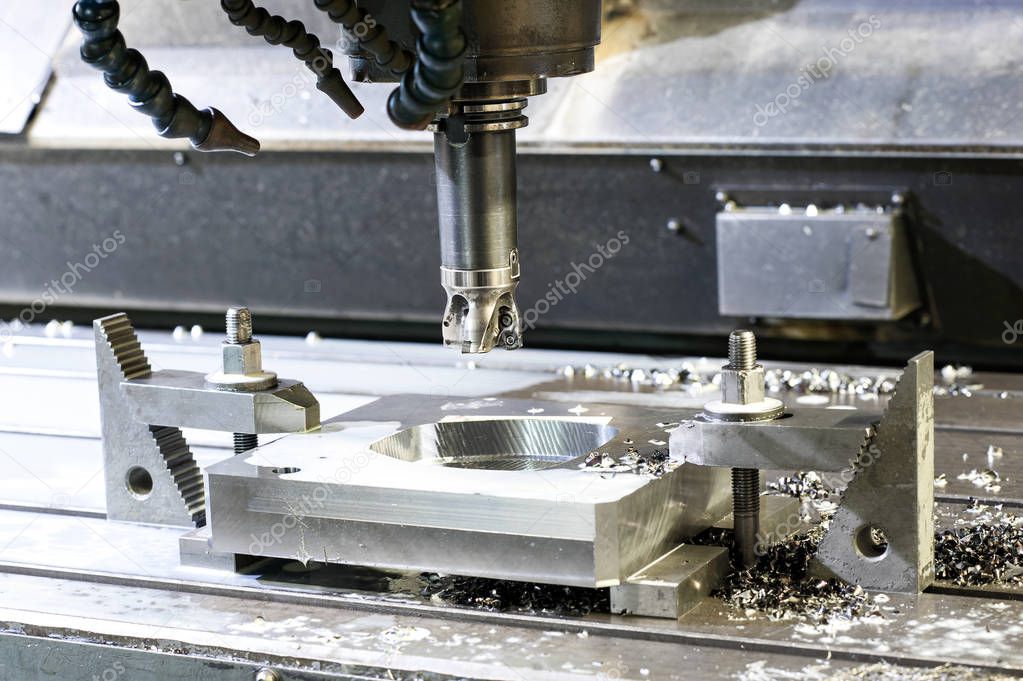 Base metálica para equipo industrial en taller