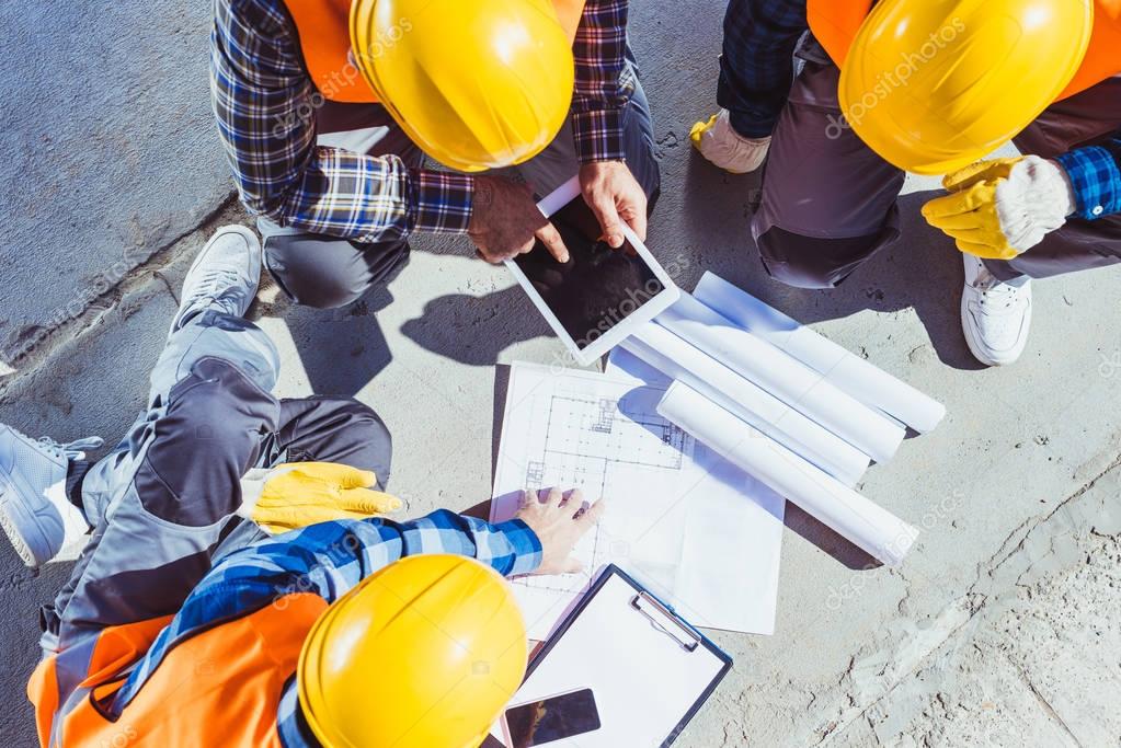 Equipo de ingeniería revisando planos en una planta industrial