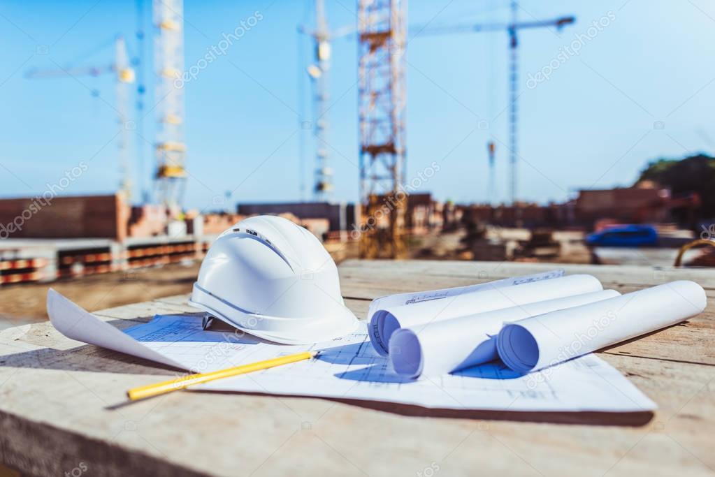 Planos de ingeniería sobre una mesa de trabajo