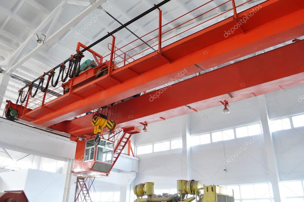 Puente grúa desplazando una estructura metálica en taller