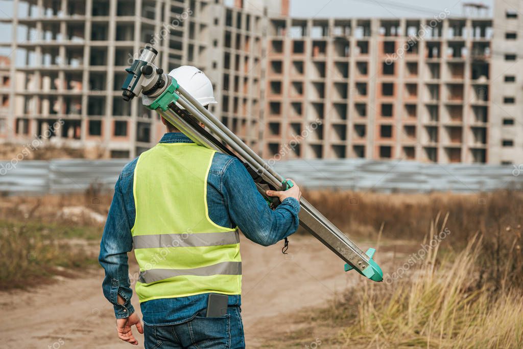 Técnicos con casco y equipo de seguridad en una faena industrial