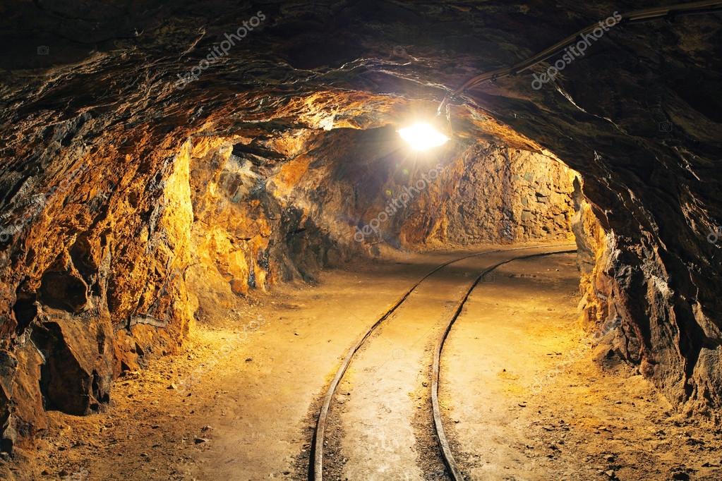Galería de minería subterránea con equipos en operación