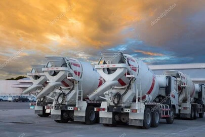 Equipo de trabajo ejecutando obras civiles en planta industrial