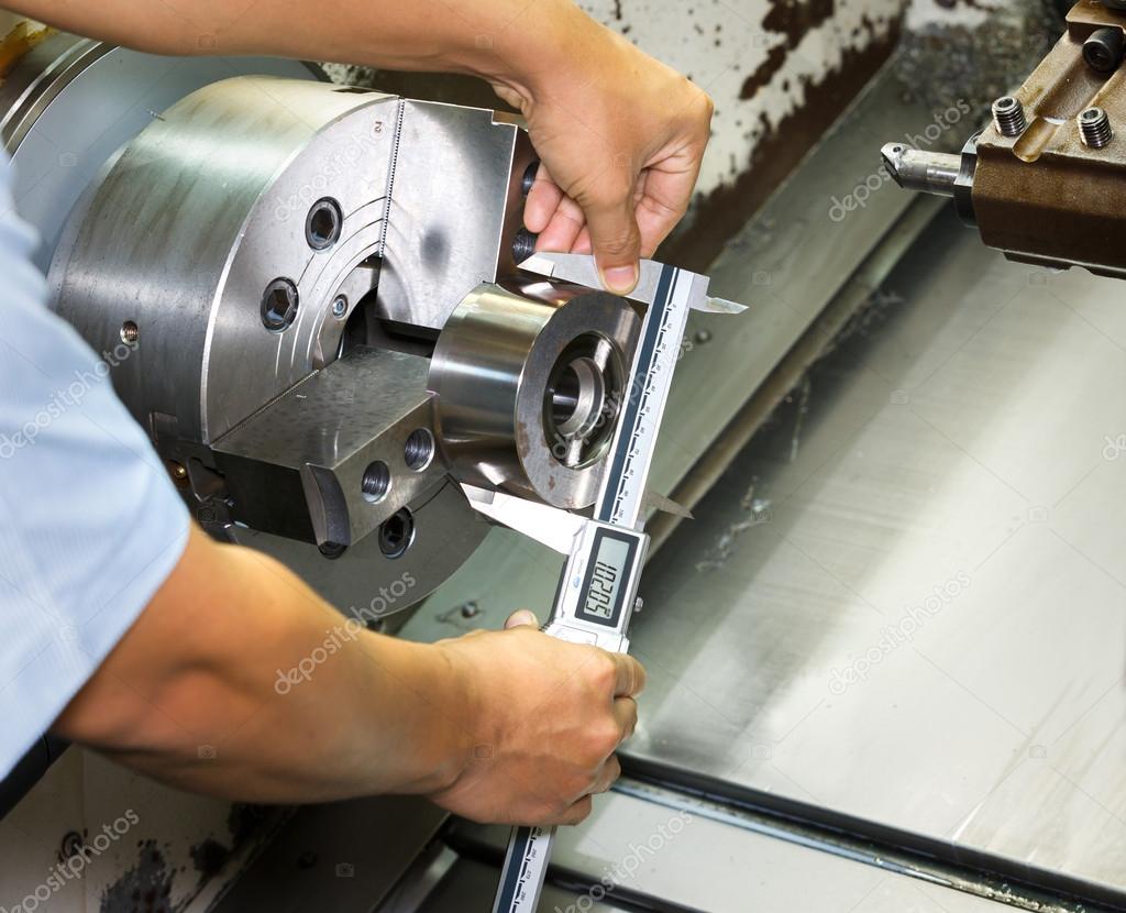 Máquina de mecanizado trabajando una pieza metálica
