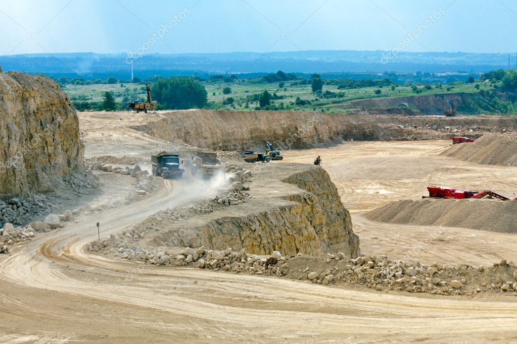 Camiones mineros en operación en tajo abierto