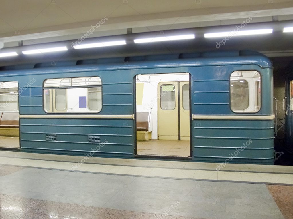 Plataforma metálica y pasarela instaladas en galería de mina subterránea