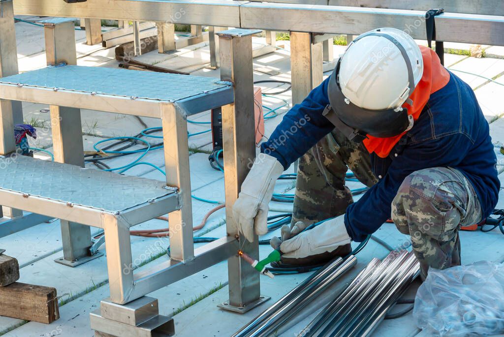 Estructura metálica siendo reforzada con soldadura