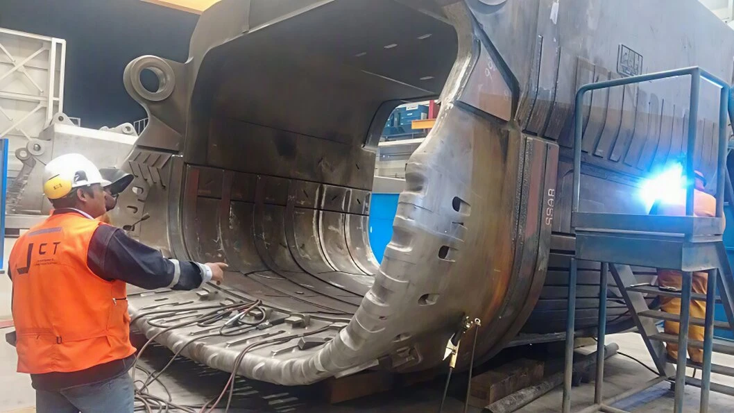 Máquina de mecanizado trabajando una pieza metálica