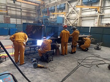 Equipo de ingeniería revisando planos industriales