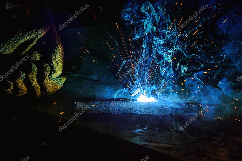 Soldador trabajando en estructura metálica en taller industrial