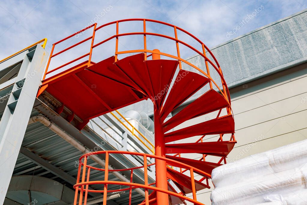 Pasarela y barandas metálicas instaladas en zona industrial